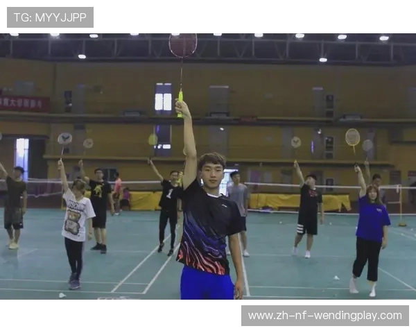 羽毛球击打高远球